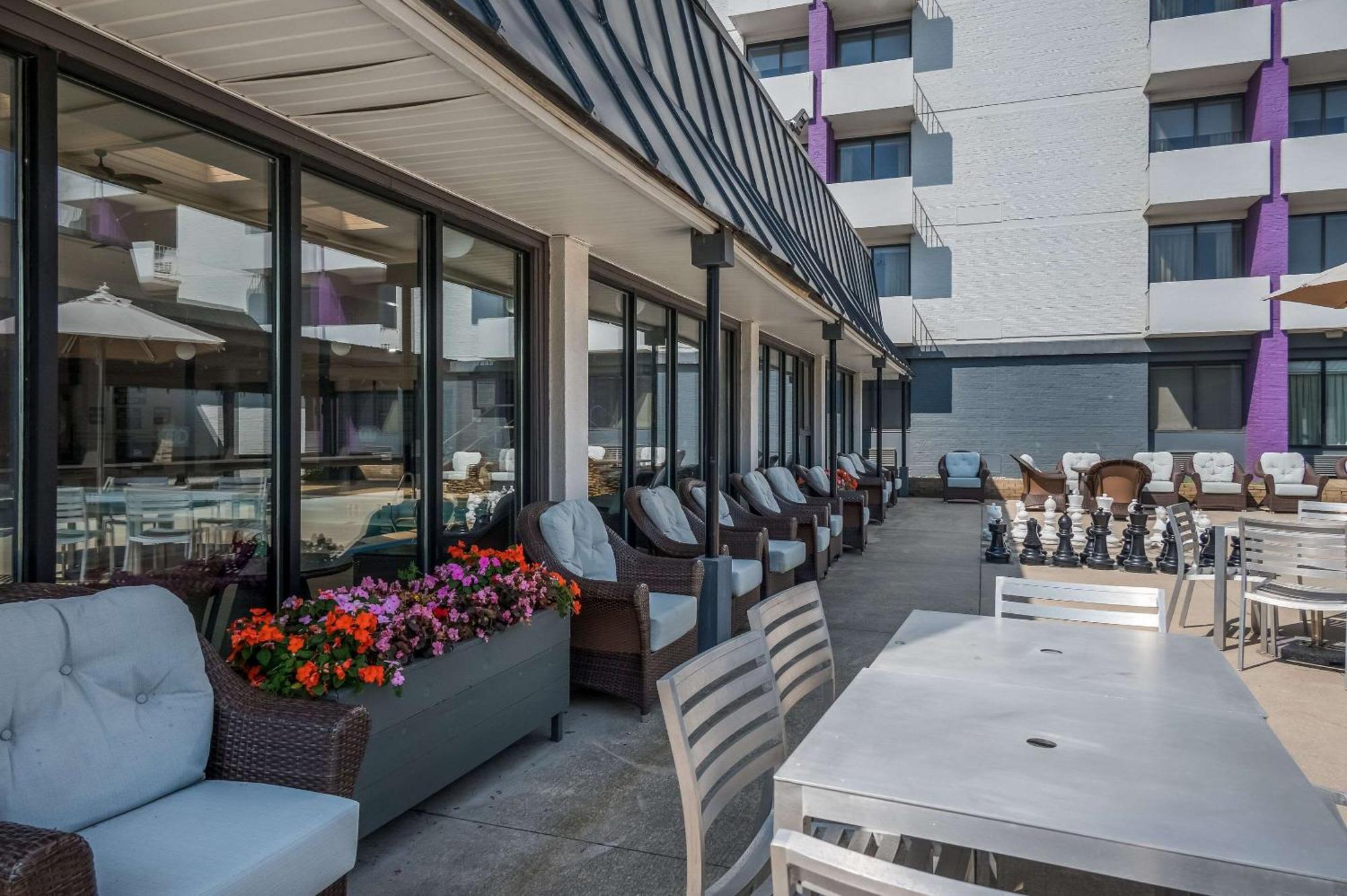 Radisson Hotel Grand Rapids Riverfront Exterior foto