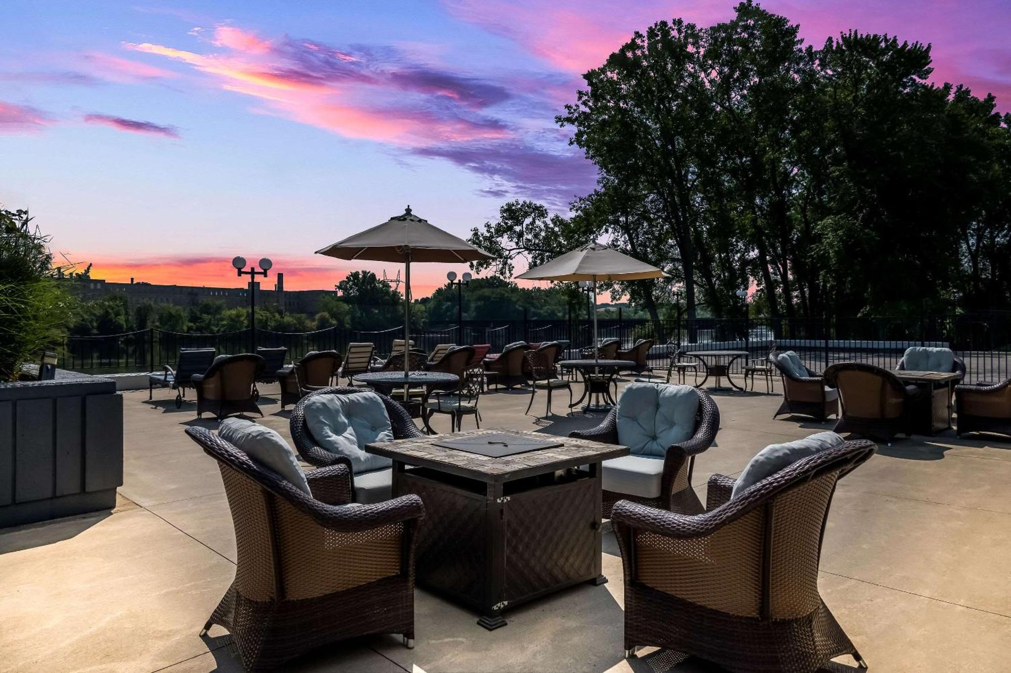 Radisson Hotel Grand Rapids Riverfront Exterior foto