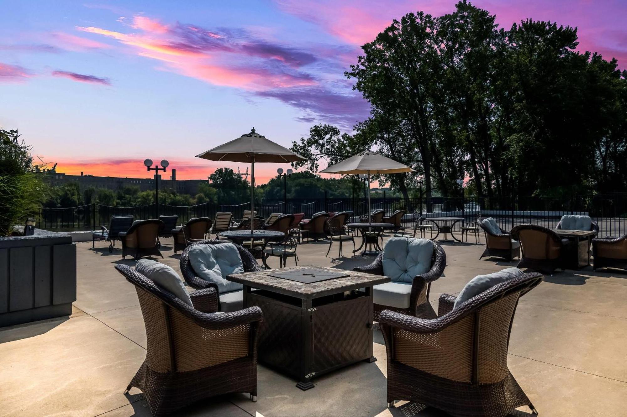 Radisson Hotel Grand Rapids Riverfront Exterior foto