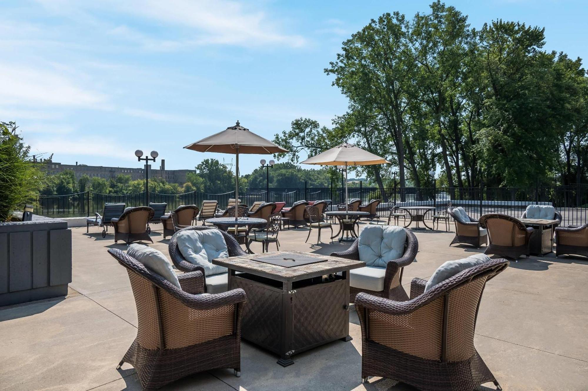 Radisson Hotel Grand Rapids Riverfront Exterior foto